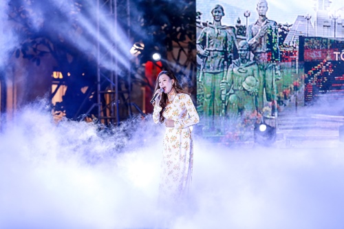 37 tuổi, Hồ Quỳnh Hương vẫn được bố đưa đón đi diễn - 7