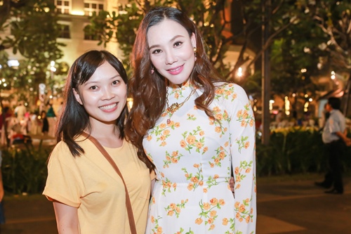 37 tuổi, Hồ Quỳnh Hương vẫn được bố đưa đón đi diễn - 5