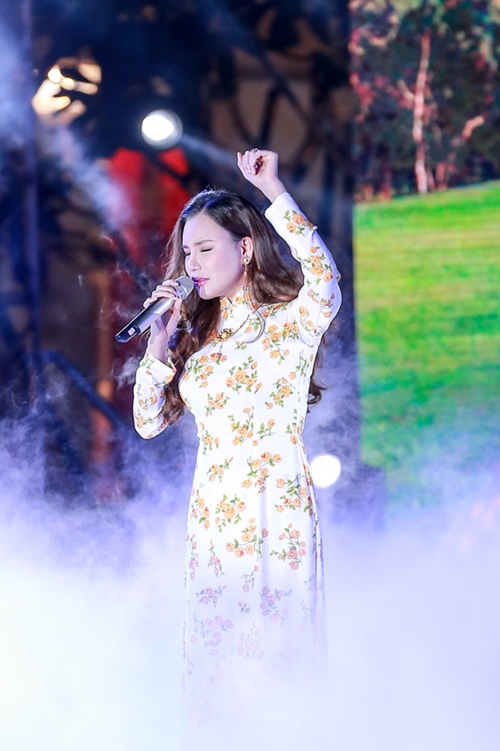 37 tuổi, Hồ Quỳnh Hương vẫn được bố đưa đón đi diễn - 8