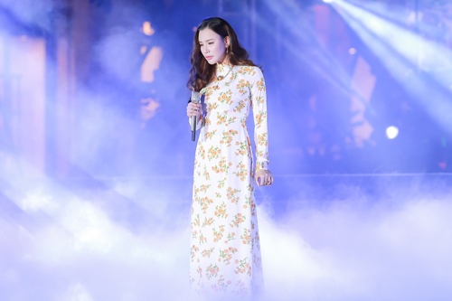 37 tuổi, Hồ Quỳnh Hương vẫn được bố đưa đón đi diễn - 9