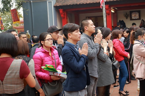 Tuấn Hưng che chắn cho vợ bầu 8 tháng giữa &#34;biển người&#34; - 4
