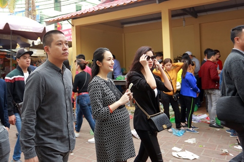 Tuấn Hưng che chắn cho vợ bầu 8 tháng giữa &#34;biển người&#34; - 3