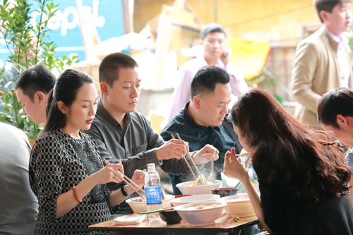 Tuấn Hưng che chắn cho vợ bầu 8 tháng giữa &#34;biển người&#34; - 5