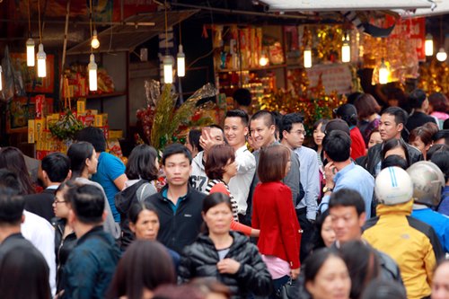 Tuấn Hưng che chắn cho vợ bầu 8 tháng giữa &#34;biển người&#34; - 6