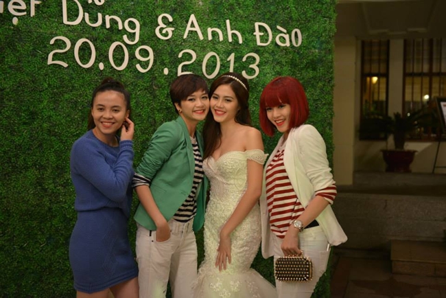 Ba chị em gái đều có mặt trong lễ cưới của cô em Thiều Anh Đào năm 2013.