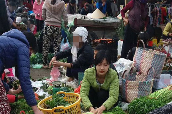 Những ngày gần đây, hình ảnh một cô gái xinh đẹp ngồi bán rau ở chợ quê đang được dân mạng truyền tay nhau rộng rãi. Dù ăn vận rất giản dị nhưng gương mặt khả ái, mộc mạc của cô nàng vẫn có sức hút đặc biệt. 