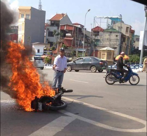 Xe máy bốc cháy ngùn ngụt trên phố Hà Nội - 1