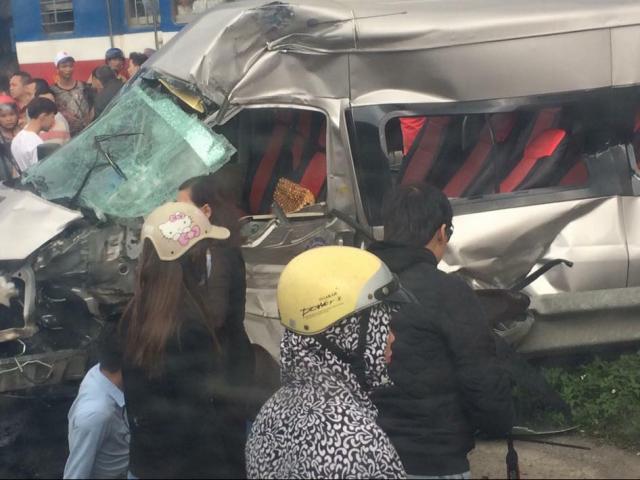 Nam Định: Tàu hỏa đâm ô tô 16 chỗ, 3 người thương vong
