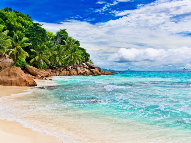 Nằm ngoài khơi Madagascar ở Ấn Độ Dương, hòn đảo Seychelles là điểm đến ưa thích của các cặp đôi mới cưới và những du khách thích không gian yên tĩnh. Nhưng tình trạng xói mòn có thể khiến hòn đảo này biến mất trong 50 đến 100 năm nữa.