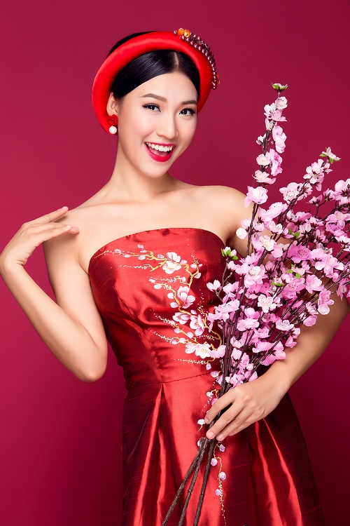 Á hậu Hoàng Oanh khoe vai trần với loạt váy đầm sặc sỡ - 1