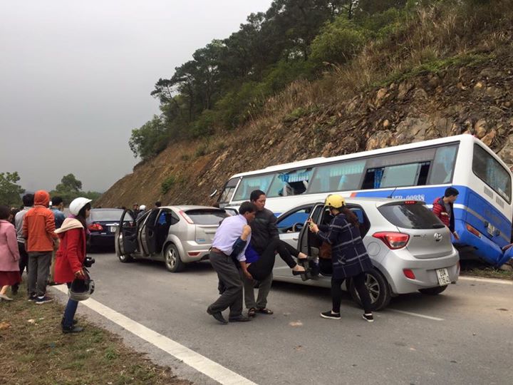 Hà Nội: Xe khách đâm vào vách núi, 1 người tử vong - 1