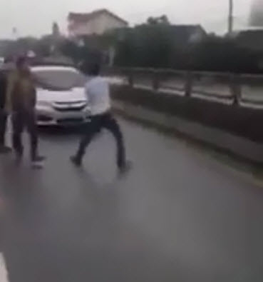 Hà Tĩnh: Hàng chục thanh niên tràn ra quốc lộ 1A nhảy múa, chặn xe - 2