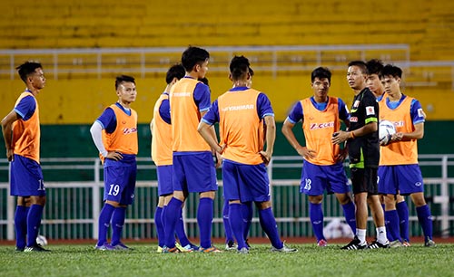 U23 VN: Công Phượng, Quang Hải ghi siêu phẩm trên sân tập - 1