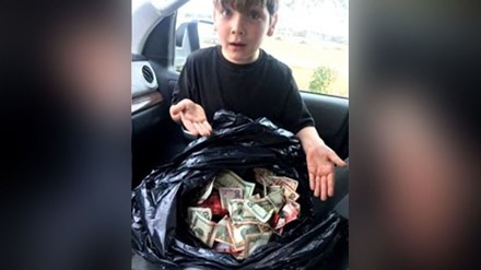 Ra thùng rác vứt đồ, bé 7 tuổi vớ được bọc tiền lớn - 1