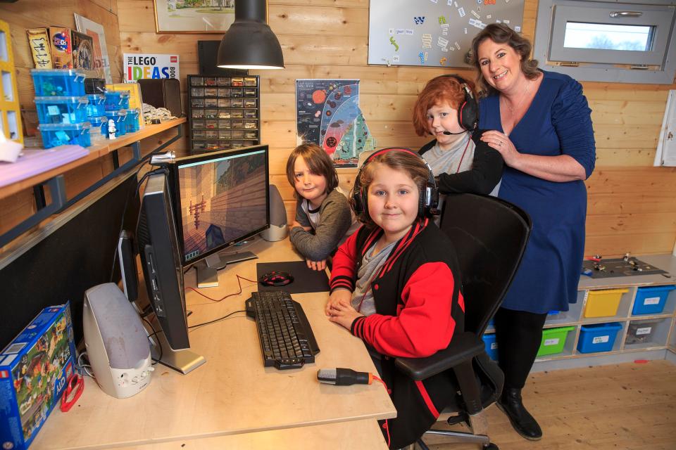 Bà mẹ dạy con bằng game trực tuyến thay vì tới trường - 1