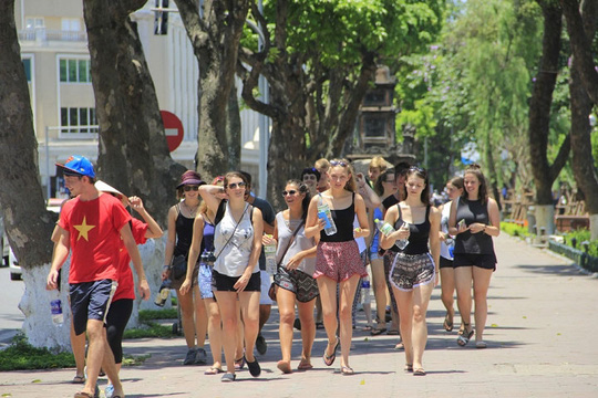 Khó bêu tên người mặc hở hang, phản cảm - 1