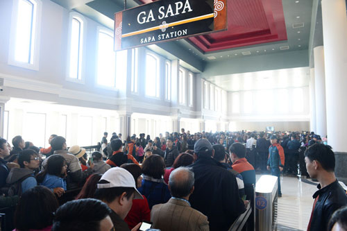 Xếp hàng “check in” Fansipan đầu xuân - 1