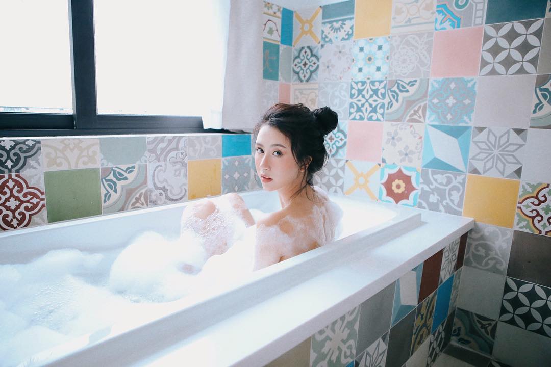 Quỳnh Anh Shyn sexy với áo tắm khoét hông &#34;hiểm hóc&#34; - 12