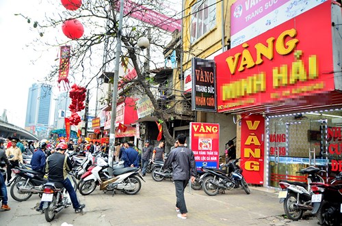 “Nơi chen nhau, chỗ đìu hiu“ mua vàng ngày Thần tài - 2