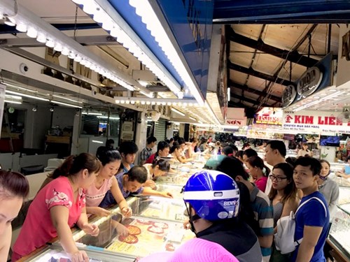 Người dân TPHCM đổ xô mua vàng vào... buổi trưa - 2