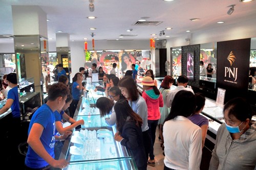 Người dân TPHCM đổ xô mua vàng vào... buổi trưa - 3