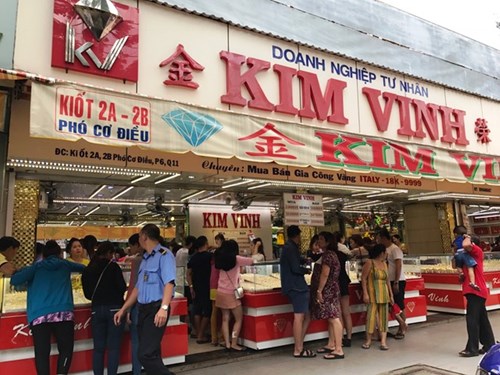 Người dân TPHCM đổ xô mua vàng vào... buổi trưa - 4