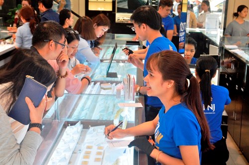 Người dân TPHCM đổ xô mua vàng vào... buổi trưa - 5