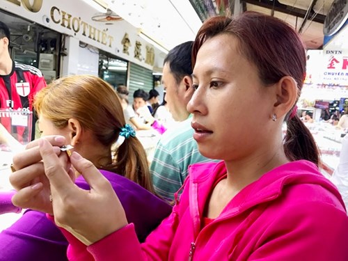 Người dân TPHCM đổ xô mua vàng vào... buổi trưa - 6