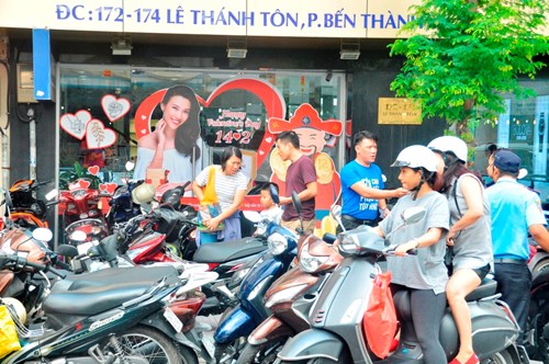 Người dân TPHCM đổ xô mua vàng vào... buổi trưa - 8