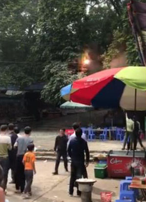 Clip: Chập điện ở chùa Hương, du khách hoảng loạn bỏ chạy - 1