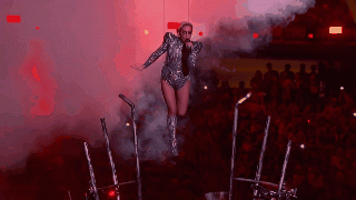 Toát mồ hôi với sân khấu trên không siêu đỉnh của Lady Gaga - 1