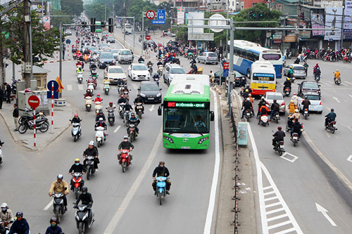 Khách đi buýt nhanh BRT tăng trong ngày đầu tiên thu phí - 1
