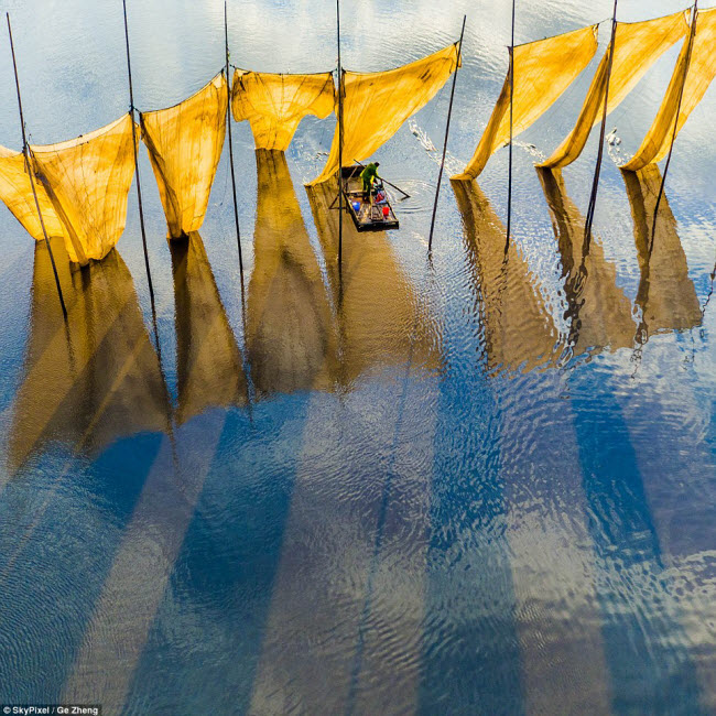 Bức ảnh ngư dân kéo lưới đánh cá ở Trung Quốc của nhiếp ảnh gia Ge Zheng đã giành được giải nhất của cuộc thi ảnh Skypixel năm 2016.