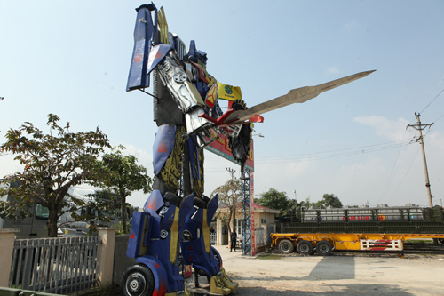 Xuất hiện robot khổng lồ cao 9m ở Hà Nội - 1