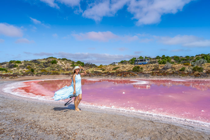 Biển hồng lãng mạn ở Úc khiến chị em mê mẩn - 1