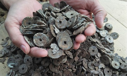 Đào móng nhà phát hiện hũ sành cổ chứa đầy tiền xu - 1