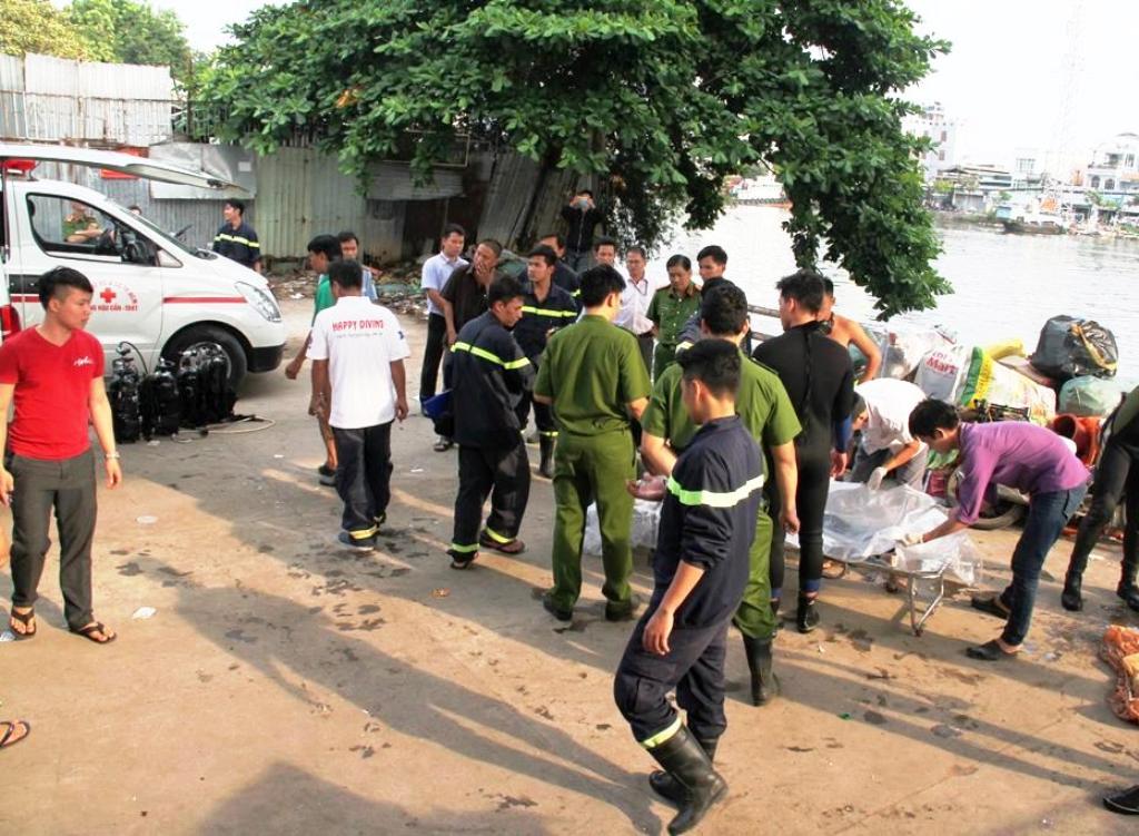 Bỏ lại đôi dép, cô gái đi thẳng xuống kênh rồi mất tích - 2