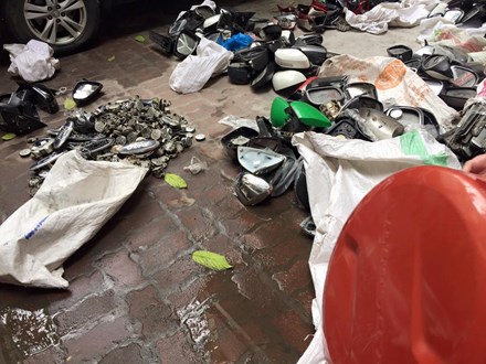 Đột kích "tổng kho" phụ tùng ô tô trộm cắp ở chợ Trời - 1