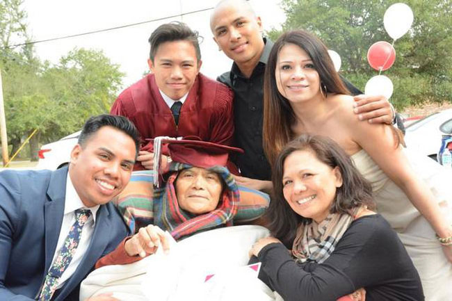 Trường học tổ chức lễ tốt nghiệp sớm cho nam sinh có cha bị ung thư - 1