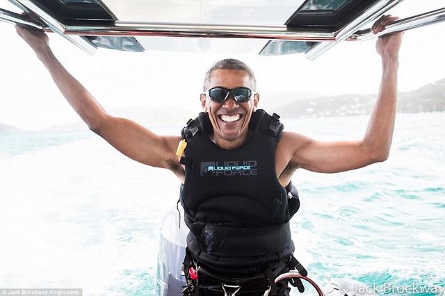 Obama trông cực &#34;ngầu&#34; tranh tài lướt sóng với tỉ phú Anh - 1