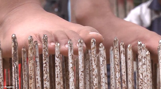 Người đàn ông "thép" dùng răng bẻ cong thanh sắt - 3