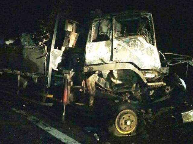 Xe tải đâm xe đầu kéo rồi bốc cháy, 2 người tử vong