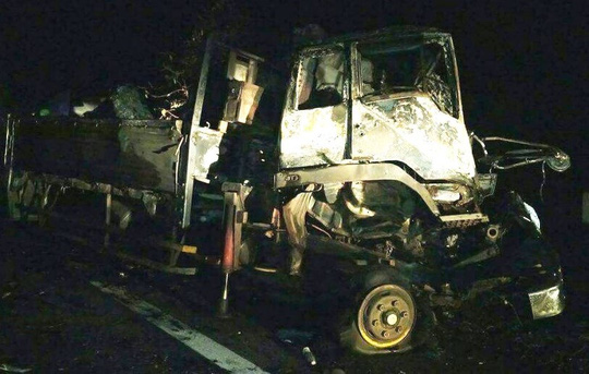 Xe tải đâm xe đầu kéo rồi bốc cháy, 2 người tử vong - 1