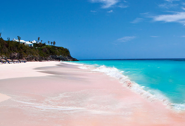 4. Bãi biển cát hồng: Đây là bãi biển trải dài gần 5 km trên đảo Harbour – Bahamas. &#34;Tác giả&#34; của hiện tượng cát có màu hồng không phải do ô nhiễm hay thủ thuật ánh sáng tạo ra mà do một vi sinh vật có tên gọi là trùng lỗ (foraminifera).
