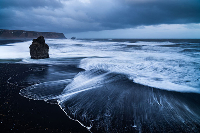 15. Bãi biển Vik - Iceland: Iceland là vùng đất có nhiều núi lửa hoạt động, đó là lý do khiến bãi biển cát đen núi lửa rất phổ biến ở đây.
