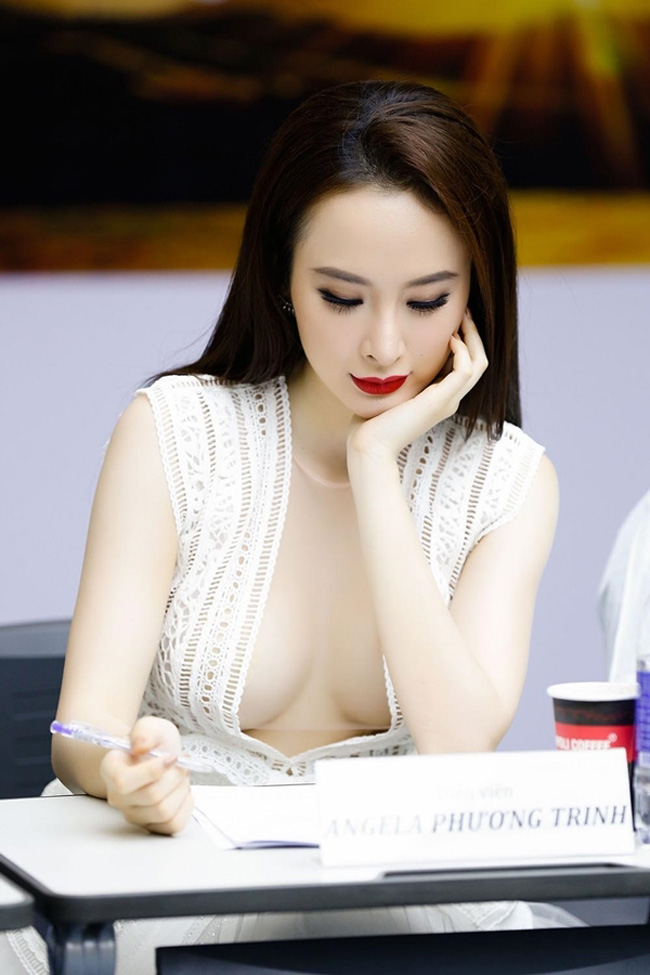 Angela Phương Trinh không còn là tên xa lạ trong showbiz Việt song phát ngôn đầy tự hào về số đo ba vòng cơ thể của cô gái 9X này khiến không ít người bất ngờ. 