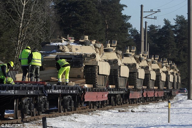 Xe tăng Mỹ rầm rộ tới biên giới Latvia giáp Nga - 1