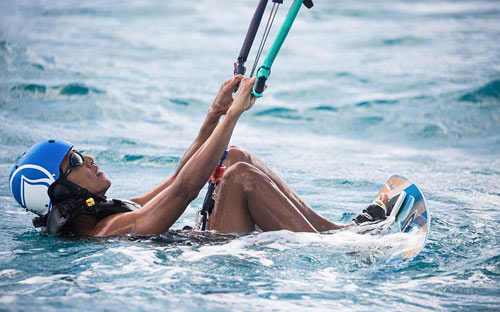 Cựu Tổng thống Mỹ Obama lướt ván diều đánh bại tỷ phú - 1