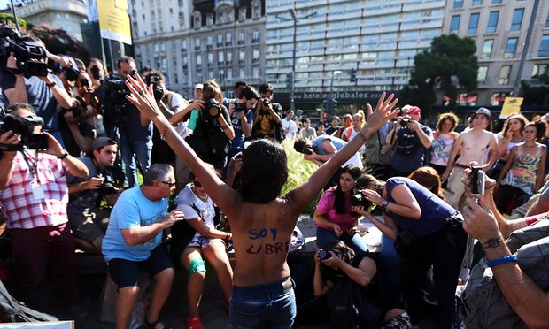 Argentina: Chị em ngực trần biểu tình đòi quyền bán khỏa thân - 2