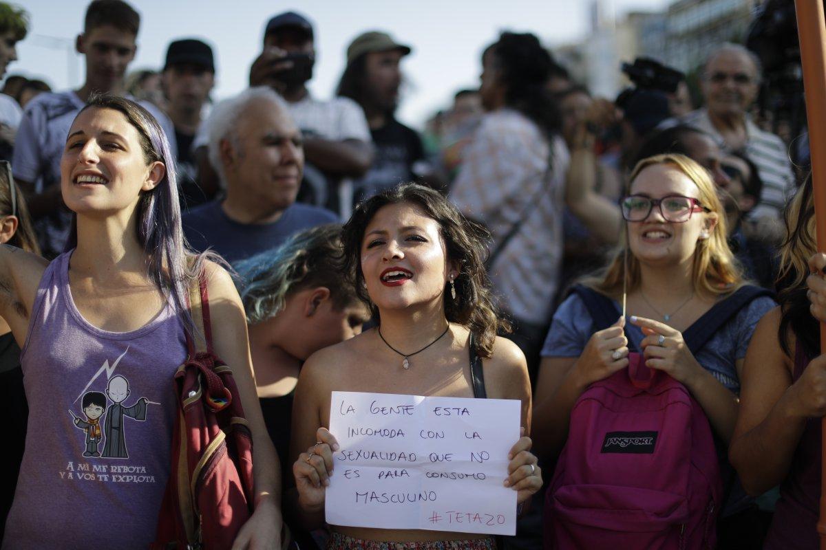 Argentina: Chị em ngực trần biểu tình đòi quyền bán khỏa thân - 1